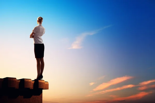 Businesswoman on top of building — Stock Photo, Image