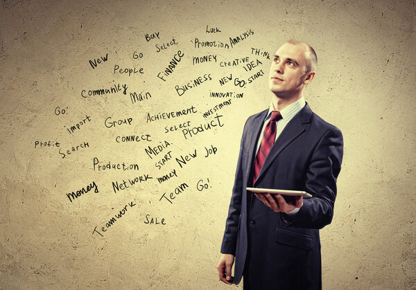 Бизнесмен держит планшет ПК
