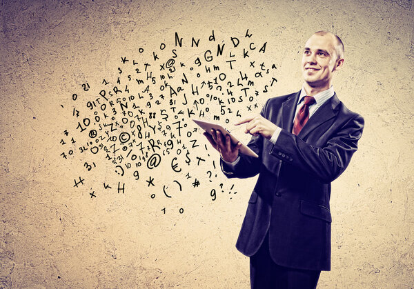 Бизнесмен держит планшет ПК
