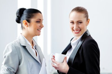 iki çekici kadın gülümsüyor