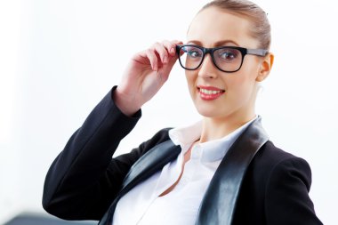 Siyah takım elbiseli çekici iş kadını