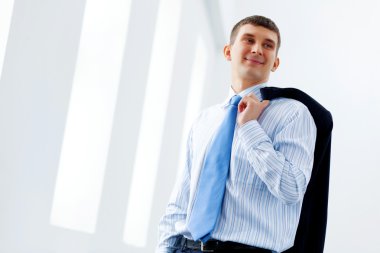 gülümseyen takım içinde iş adamı