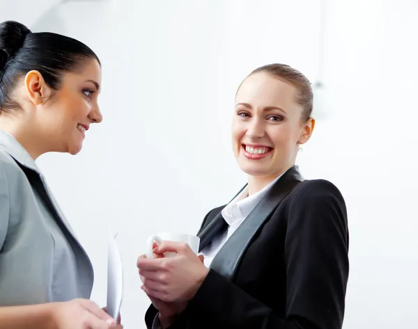 Dos atractivas mujeres de negocios sonriendo —  Fotos de Stock