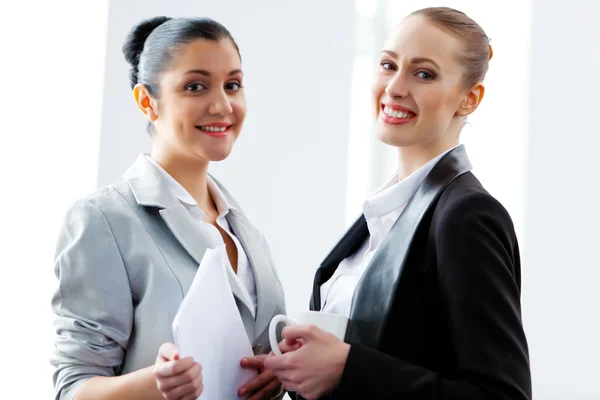 Две привлекательные деловые женщины улыбаются — стоковое фото