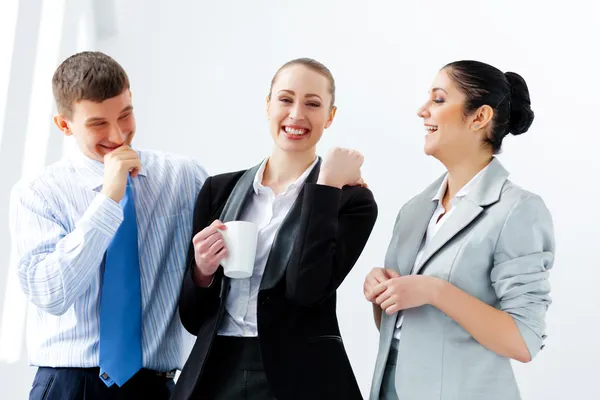 Tres jóvenes negocios riendo —  Fotos de Stock