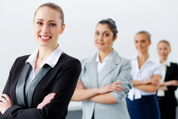 Fyra kvinnliga företagare står i rad — Stockfoto
