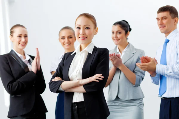 Asiatique femme d'affaires avec des collègues — Photo