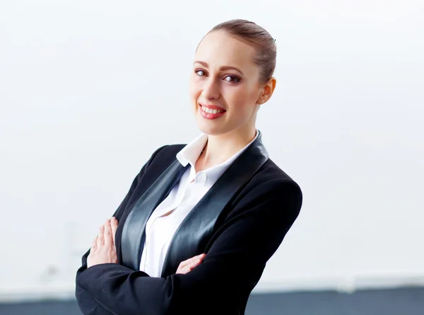 Atractiva mujer de negocios en traje negro — Foto de Stock