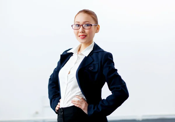 Привлекательная деловая женщина в официальном костюме — стоковое фото