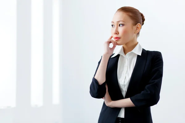 Attraktive Geschäftsfrau im formellen Anzug — Stockfoto