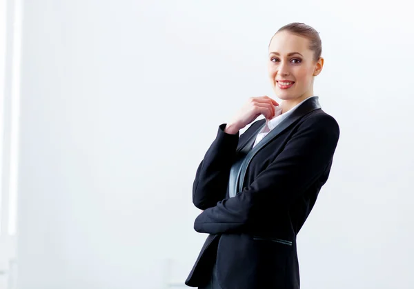 Atractiva mujer de negocios en traje negro —  Fotos de Stock