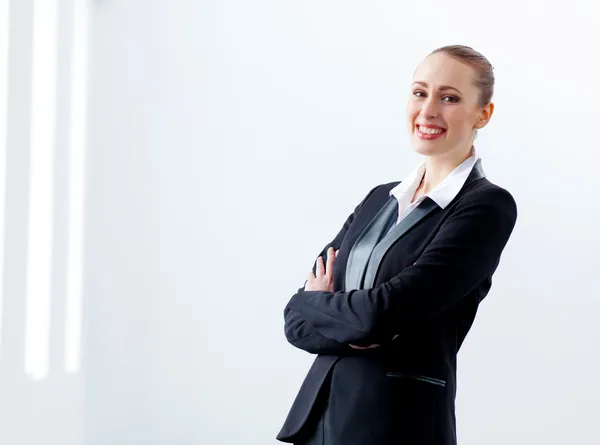 Atrakcyjna bizneswoman w czarnym garniturze — Zdjęcie stockowe