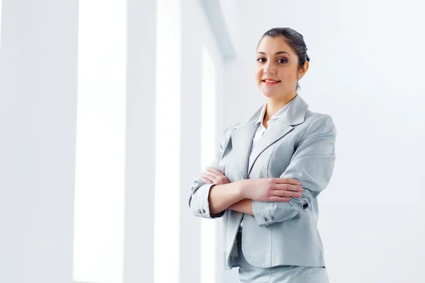 Atractiva mujer de negocios asiática en traje gris — Foto de Stock