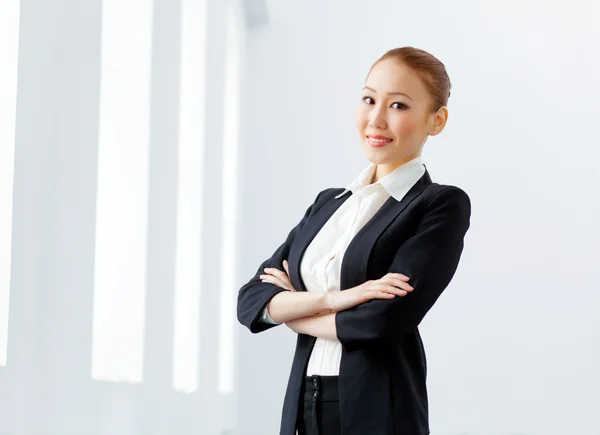 Приваблива азіатська бізнес-леді в офіційному костюмі — стокове фото