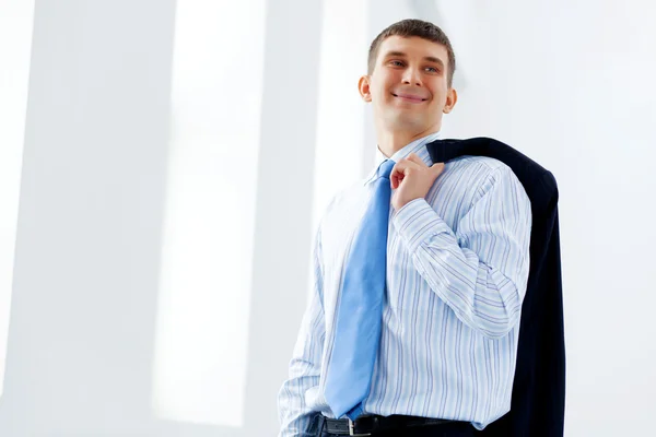 Hombre de negocios en traje sonriendo — Foto de Stock