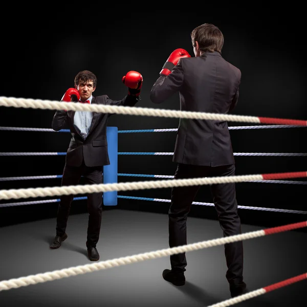 To unge forretningsmenn boksing – stockfoto