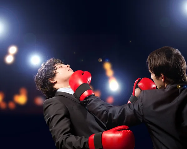 两个年轻的商人拳击 — 图库照片