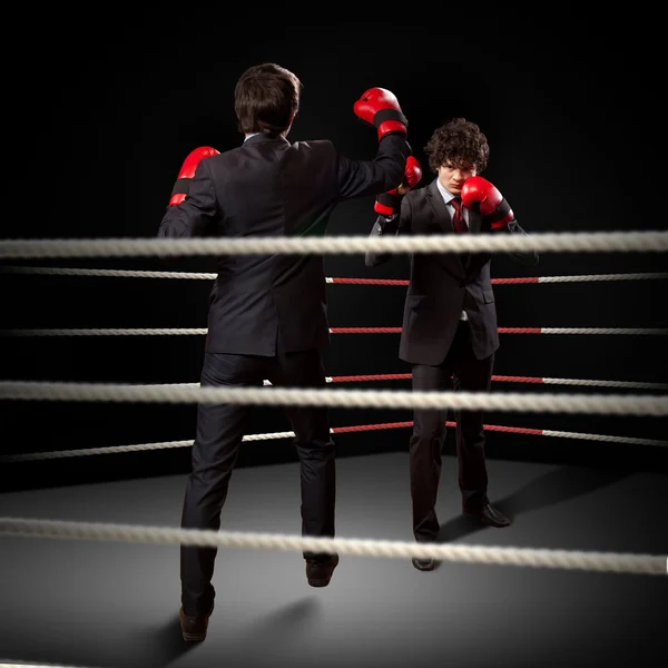 Deux jeunes hommes d'affaires boxe — Photo