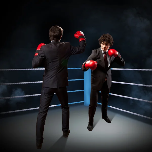 两个年轻的商人拳击 — 图库照片