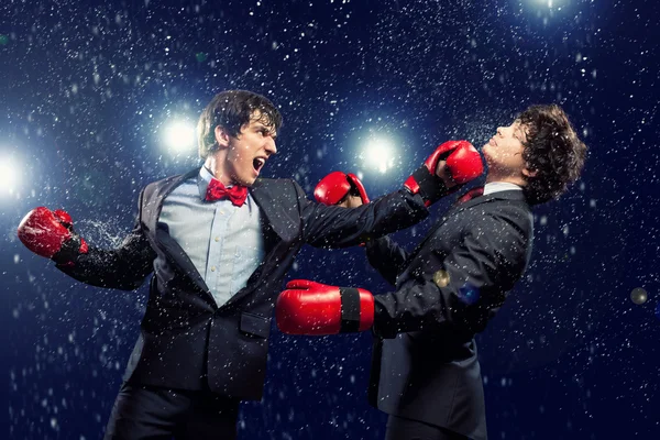 Dois jovens homens de negócios boxe — Fotografia de Stock