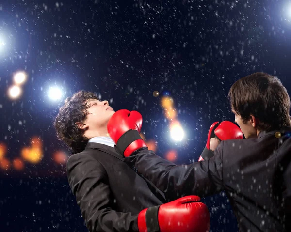 Dois jovens homens de negócios boxe — Fotografia de Stock