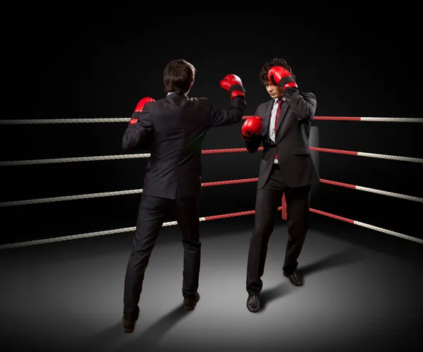 Dos jóvenes empresarios boxeando — Foto de Stock