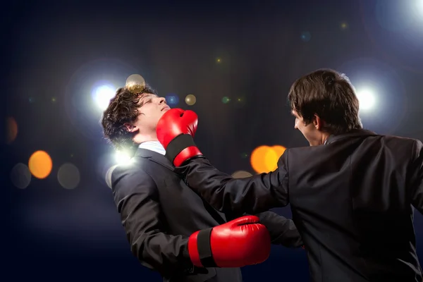 Zwei junge Geschäftsleute boxen — Stockfoto