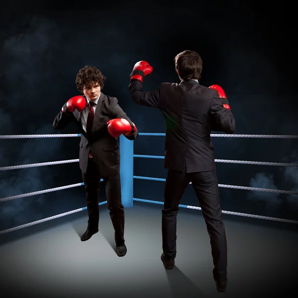ボクシングの 2 つの若いビジネスマン — ストック写真