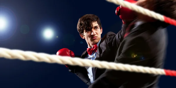 ボクシングの 2 つの若いビジネスマン — ストック写真