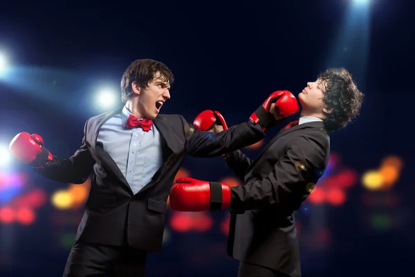 Két fiatal üzletember, boksz — Stock Fotó