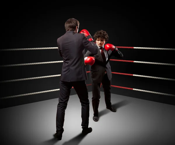 Два молодых бизнесмена по боксу — стоковое фото