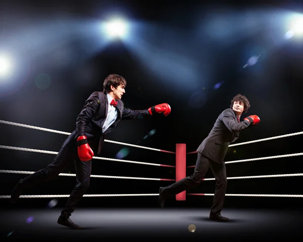 Dois jovens homens de negócios boxe — Fotografia de Stock