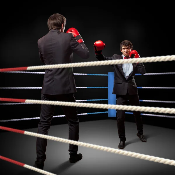 Два молодих бізнесмена боксу — стокове фото