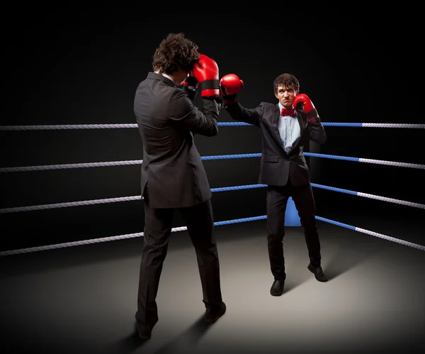 Dos jóvenes empresarios boxeando — Foto de Stock