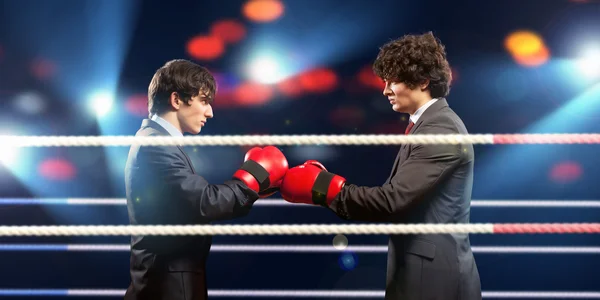 Dois jovens homens de negócios boxe — Fotografia de Stock