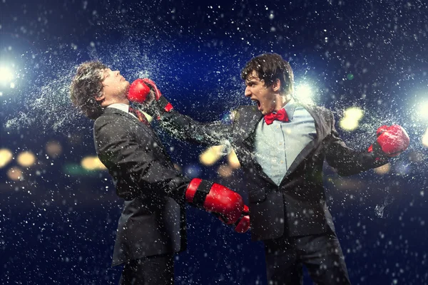 Due giovani uomini d'affari boxe — Foto Stock