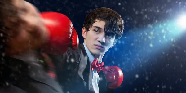 Два молодых бизнесмена по боксу — стоковое фото