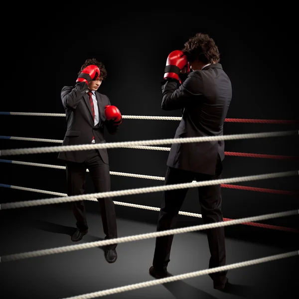 Zwei junge Geschäftsleute boxen — Stockfoto