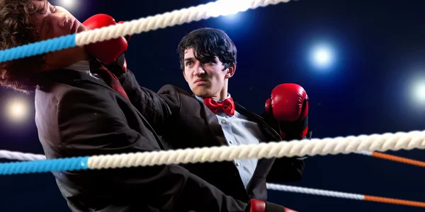 Deux jeunes hommes d'affaires boxe — Photo