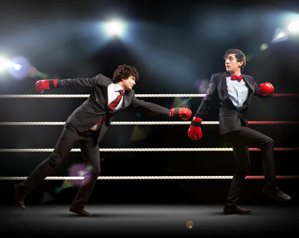 Due giovani uomini d'affari boxe — Foto Stock