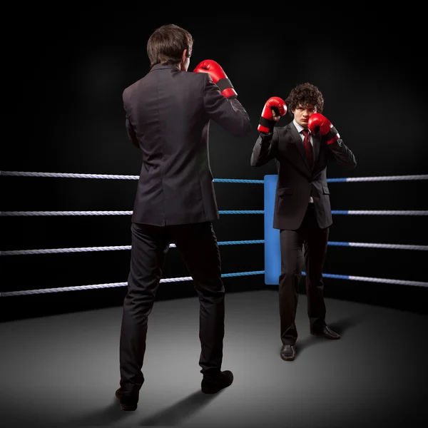 Dois jovens homens de negócios boxe — Fotografia de Stock