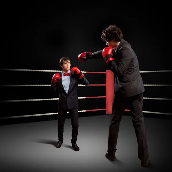 Dos jóvenes empresarios boxeando — Foto de Stock