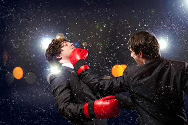 Dois jovens homens de negócios boxe — Fotografia de Stock