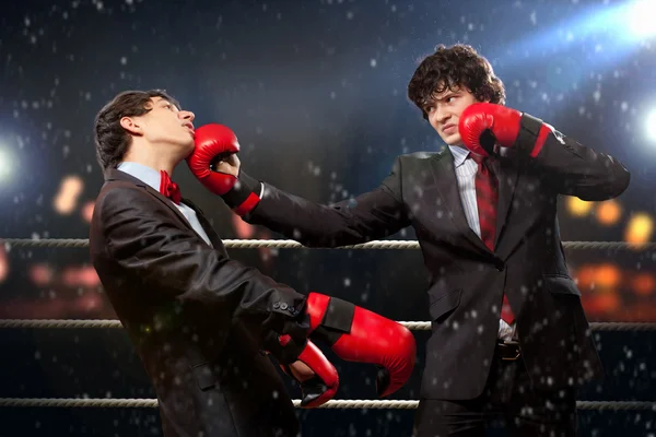 Zwei junge Geschäftsleute boxen — Stockfoto