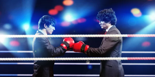 Dwa młody biznesmen boks — Zdjęcie stockowe