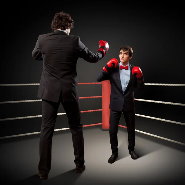 Två ung affärsman boxning — Stockfoto