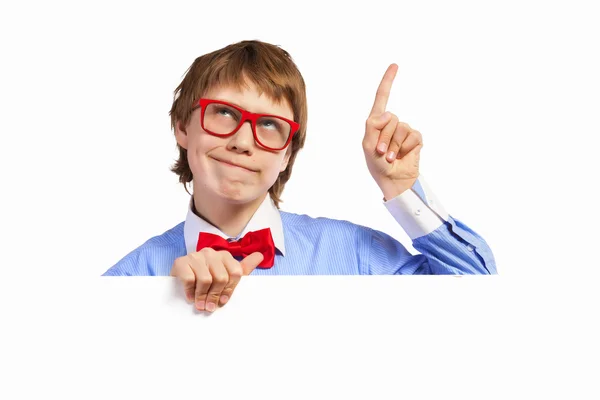 Niño en gafas rojas sosteniendo cuadrado blanco — Foto de Stock