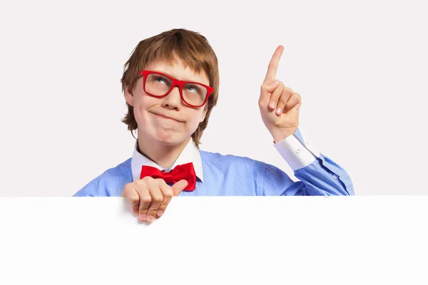 Αγόρι σε κόκκινα γυαλιά κρατώντας λευκό τετράγωνο — Φωτογραφία Αρχείου