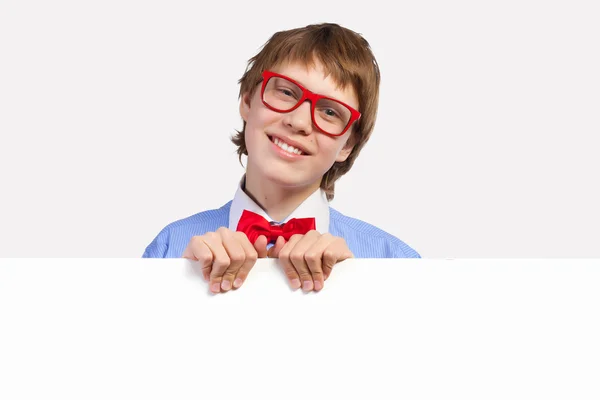 Jongen in rood glazen houden wit vierkant — Stockfoto
