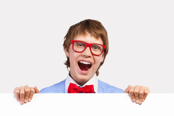 少年が白い正方形を保持している赤メガネ — ストック写真